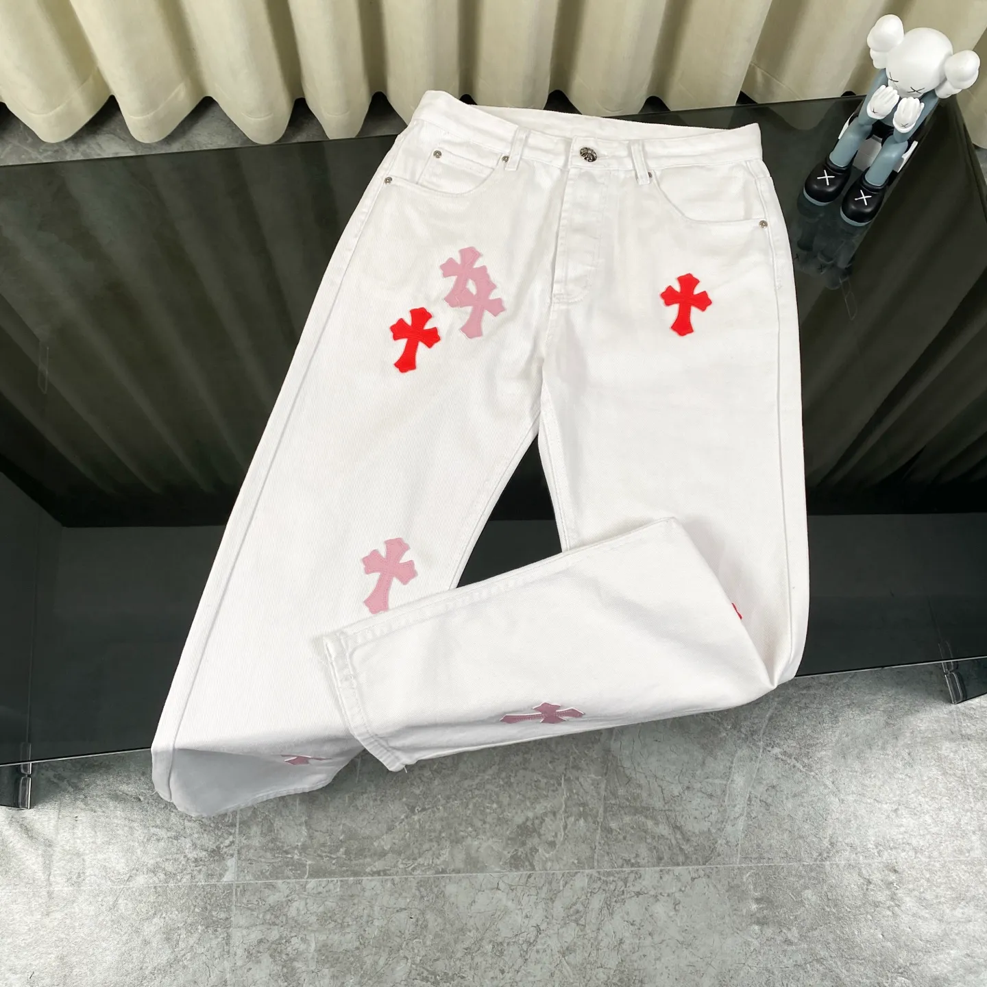 🅿️280 [Strongest version] Chroe Hets CH Chroe Hets CH white and light pink leather label jeans Customized metal buckle Legs washed distressed ripped hem ceiling-level jeans ‼ About Zangyin✅This is an extremely luxurious fashion brand that can also be called the aristocrat of the high street. It has always been an exclusive brand for some hipsters or the rich second generation. Compared with ordinary high streets, it is more luxurious and noble. Compared with luxury brands, it is more fashionable and individual. Top heavy industry fashion design✅Consistently high street luxury style creation. Speaking of this style, the Zangyin family and the GU family are definitely among the leading representative brands. Especially the Zangyin family's creation of high street style has really achieved an effect of transformation. The color of this model is already very eye-catching by using a unique washed material. It is decorated with pink patchwork cross flowers, which cleverly highlights the charm of the brand. Secondly, this model adopts a classic high-waist cut design, which highlights the long legs and fashionable temperament of the upper body. The brand is highly recognizable and the slim-fitting configuration is more suitable for daily wear. The personality will be fashionable and the specifications can be seen at a glance. Materials and technology ✅ Needless to say, this point goes without saying. As an excellent craftsman brand, Zangyin's requirements for details and craftsmanship are really perfect. The washed color of this model has gone through a lot of processes, not to mention the embellishment of the denim appliqués. It is also purely handmade and sewn. Just like what they believe in, only handmade things have soul and have the meaning of wearing. A top-notch heavy-duty fashionable denim item, recommended by both hands‼   Size: 28 30 32 34 equivalent to S-XL